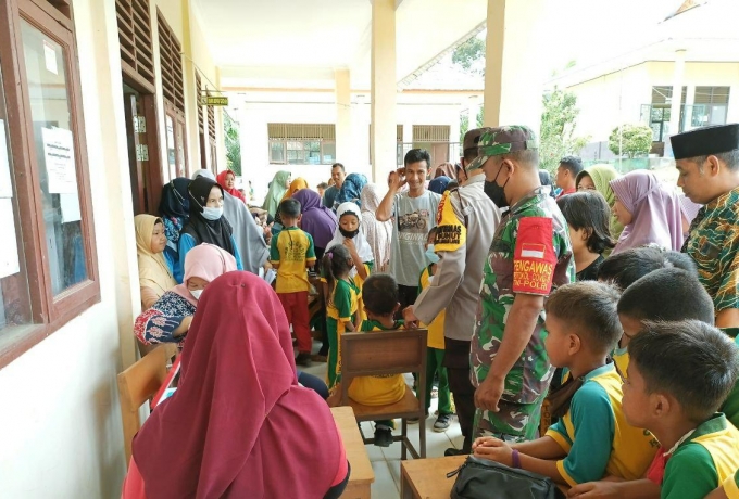 Babinsa Koramil 03/Bunut melaksanakan monitoring dan pendampingan Vaksinasi untuk anak Sekolah Dasar