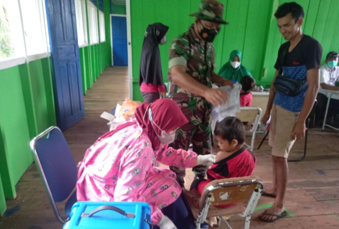Babinsa Koramil 15/Kuala Kampar Dampingi Vaksinasi Anak Usia 6 -11 Tahun