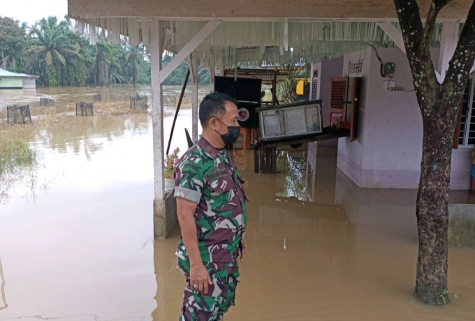 Babinsa Koramil 08/Tandun Pantau Wilayah Binaan Yang Terkena Banjir