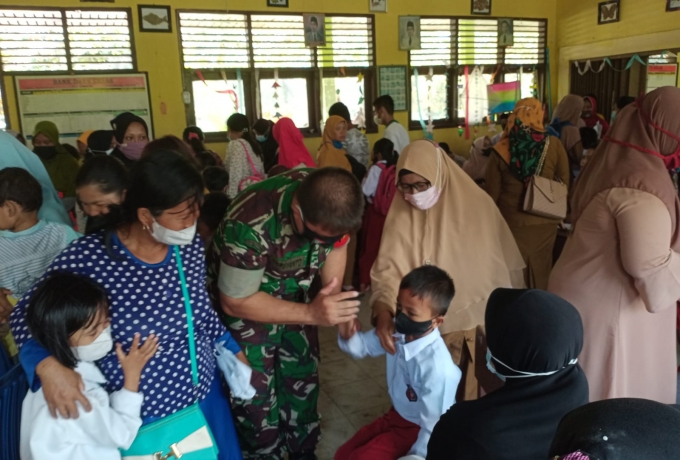 Babinsa Desa Hangtuah Dampingi Vaksinasi Di SDN 008