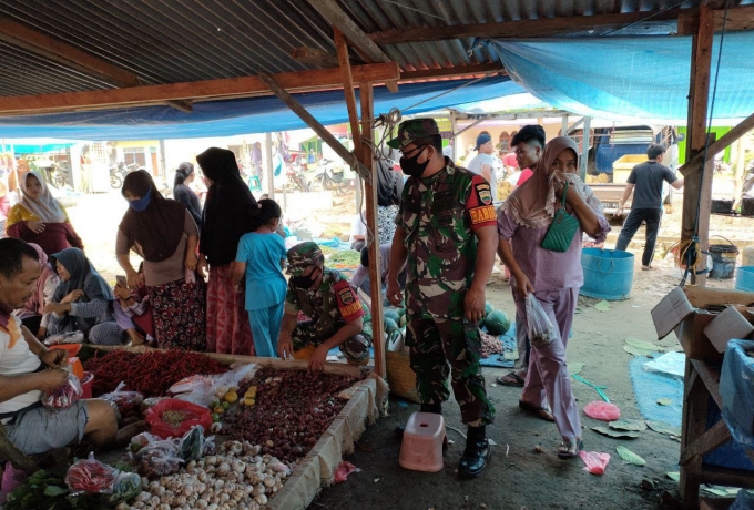 Bulan Ramadhan, Babinsa Koramil 16/Tapung Pantau Harga Sembako Di Pasar Tradisional