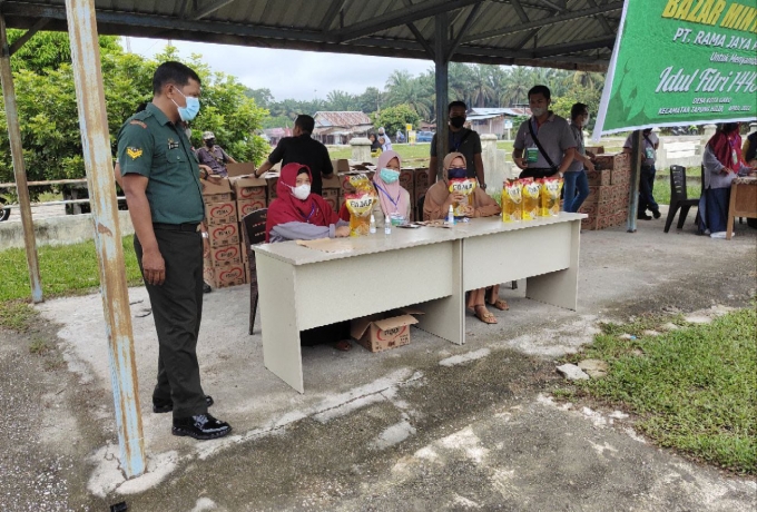 Babinsa Koramil 16/Tapung Pantau Dan Bantu Bazar Minyak Goreng Murah