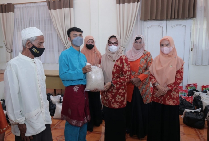Gelar Bakti Sosial, DPW Siak Salurkan Bantuan Sembako Bagi Honorer dan Petugas Kebersihan
