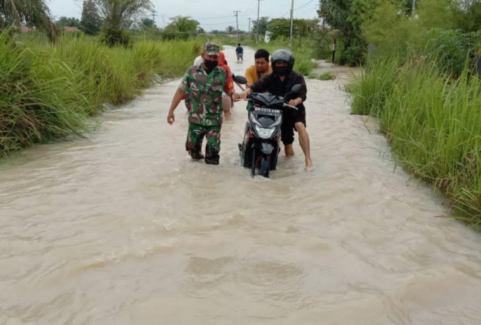 Curah Hujan Tinggi, Babinsa Koramil 16/Tapung Pantau Wilayah Binaan Yang Terkena Banjir
