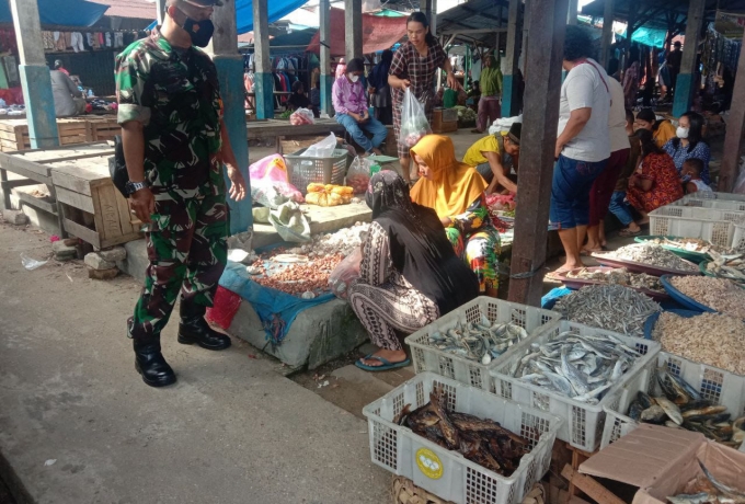 Datangi Pedagang Sembako di Pasar, Babinsa Koramil 16/Tapung Ini Yang Dilakukan