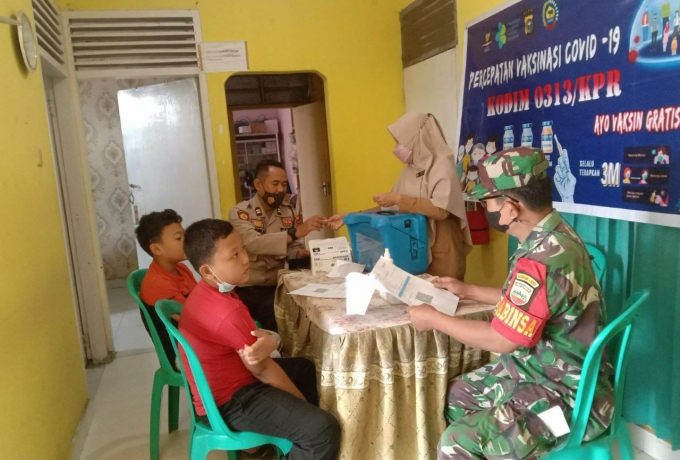 Babinsa Koramil 09/Langgam Monitoring Pelaksanaan Serbuan Vaksinasi Covid-19 TNI di Puskesmas