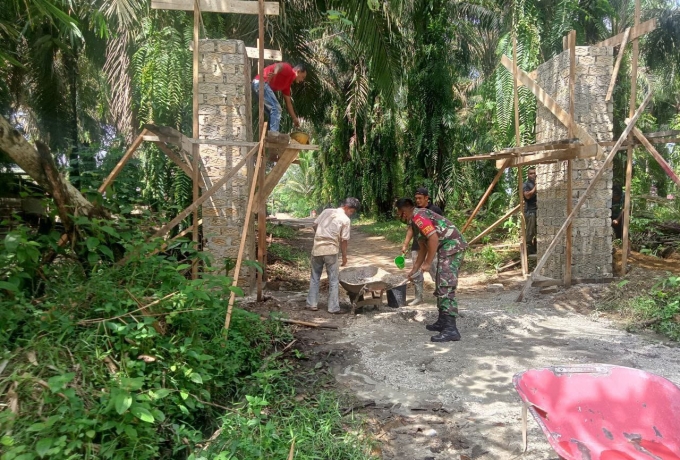 Peduli Terhadap Desa Binaan, Babinsa Koramil 16/Tapung Gotong Royong Bangun Gerbang Pembatas Desa