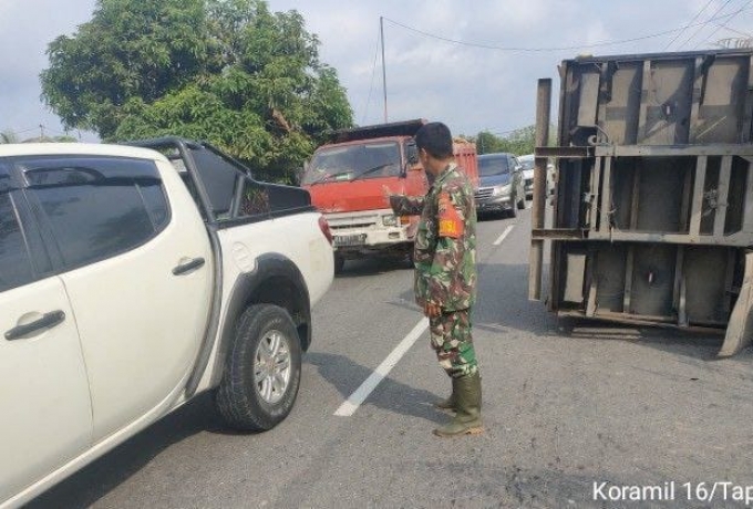 Babinsa Koramil 16/Tapung Bantu Evakuasi Kecelakaan Lalulintas Di Wilayah Binaan