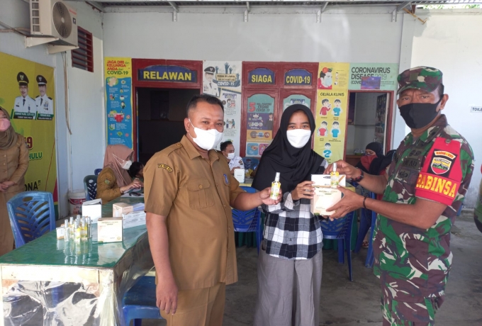 Pelda Budiman Babinsa Desa Pandau Jaya Mengawasi Pelaksanaan Vaksinasi dan Bagikan Masker