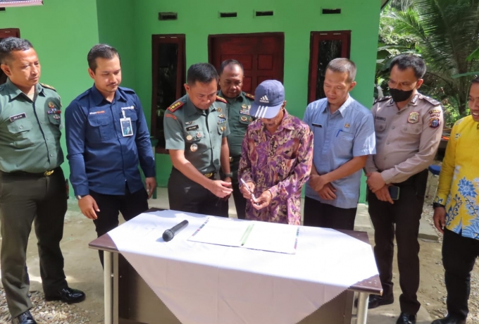 Dandim 0313/Kpr Serahkan Kunci Pembangunan Rumah Program RTLH Kepada Warga Desa Siabu