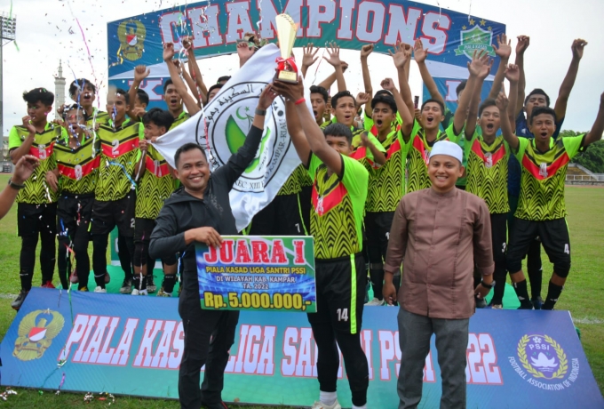 Dandim 0313/KPR Serahkan Hadiah Pemenang Juara Liga Santri Piala Kasad Tingkat Kabupaten Kampar 
