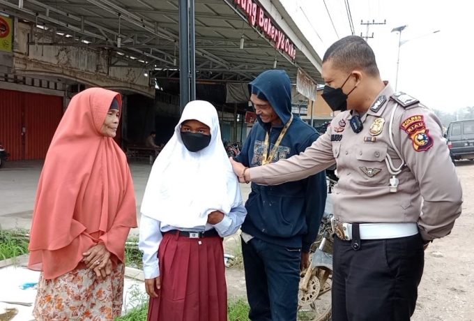 Kisah Polisi di Riau Daftarkan Pengamen Badut Sekolah, Diantar dan Dibelikan Perlengkapan Sekolah