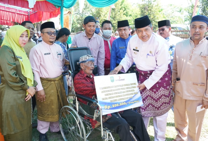 Bupati Alfedri, Bujang Kampung Berikan Santunan Untuk Mbah Martarejo di Kampung Dosan