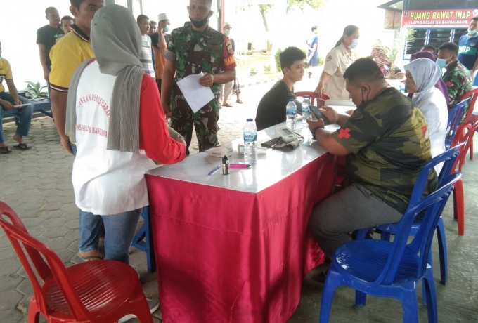 Angota Koramil 01/Bkn dan Nakes Kodim 0313/Kpr Melaksanaan Vaksinasi COVID-19 di Lapas Bangkinang 