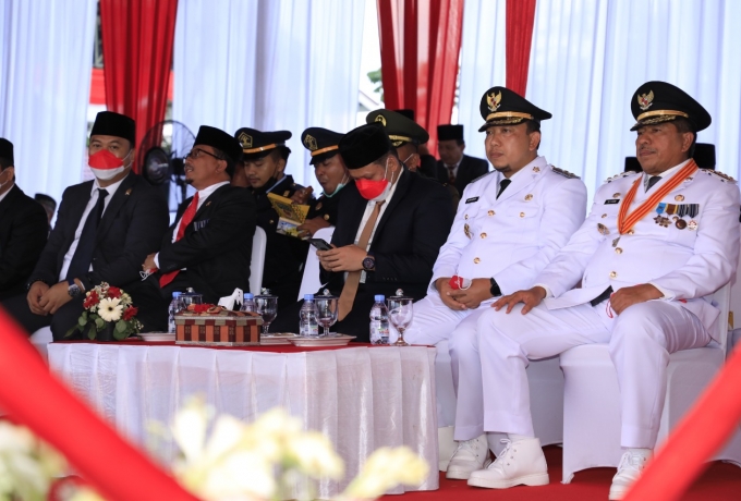 Didepan Istana Siak, Husni Merza Pimpin Upacara Penurunan Bendera Merah Putih HUT RI ke-77 