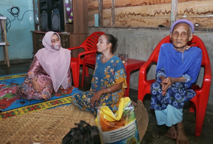Dihari Ulang Tahunnya, Rasidah Santuni ibu-ibu lansia di Kandis