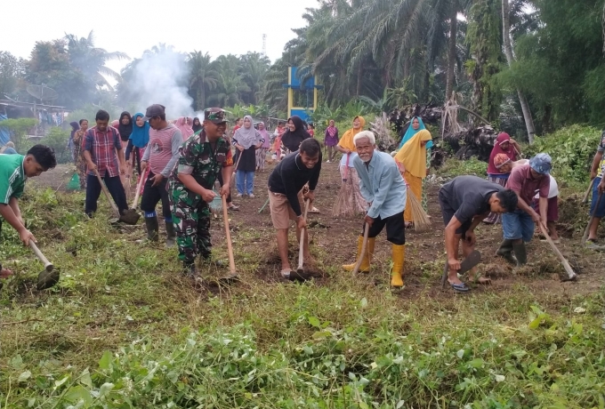 Bersama Warga, Babinsa Koramil 01/Bkn Gotong Royong di Kampung Pancasila