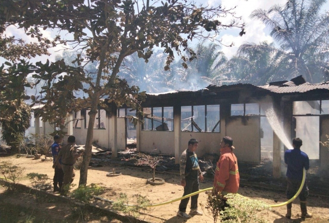SD Negeri di Rokan Hulu Terbakar, Petugas Gabungan Padamkan Api