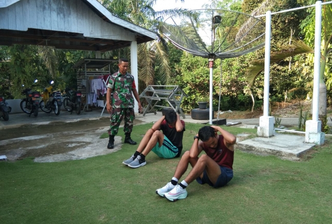 Babinsa Koramil 13/ Rokan Melatih Pemuda Dalam Latihan Fisik yang Ingin Masuk TNI AD