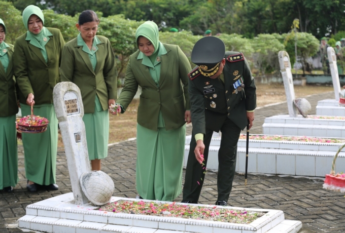 Dandim 0313/KPR Pimpin Ziarah Rombongan HUT TNI Ke - 77 Tahun 2022