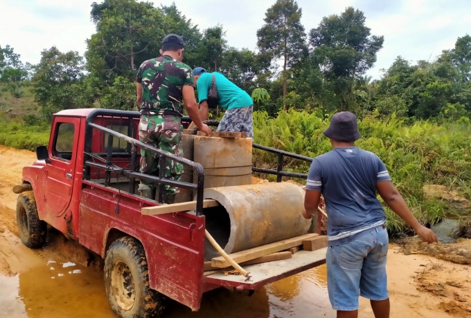 Karya Bakti Babinsa Koramil 05/Kampar Kiri Bersama Warga di Desa Sungai Sarik