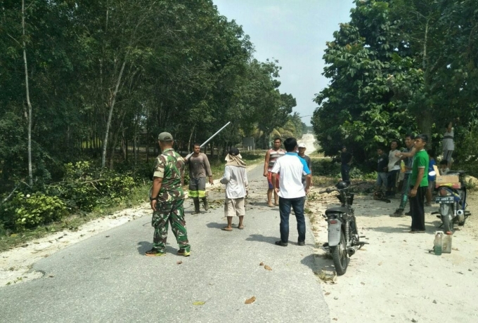 Kekompakan Babinsa Koramil 01/Bkn Bersama Warga Gotong Royong di Kampung Pancasila