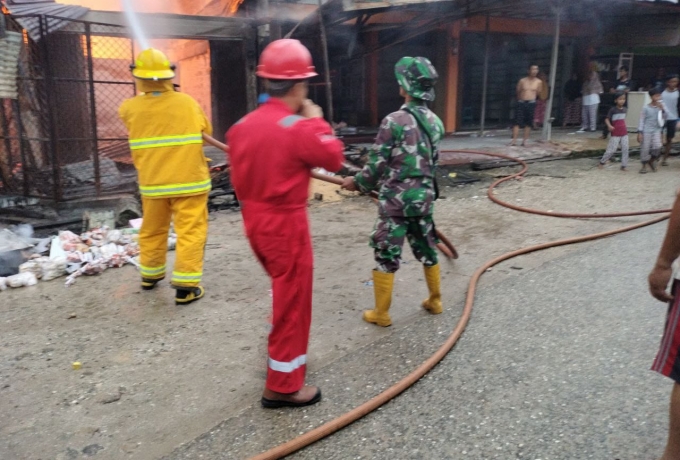 Kebakaran Ruko di Desa Binaan, Babinsa Koramil 16/Tapung Terjun Langsung Bantu Padamkan