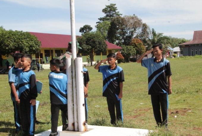 Personel Satgas TMMD Ke-115 Kodim 0313/KPR Melatih Siswa SMP Menjadi Pengibar Bendera