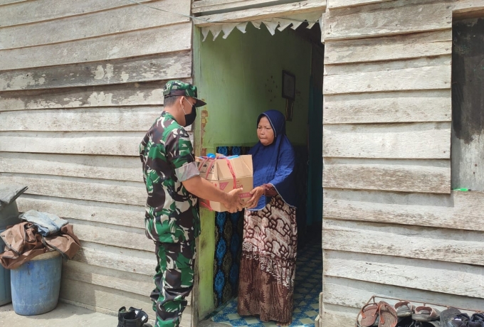 Babinsa Masuk dapur, Wujud Kepedulian TNI Terhadap Masyarakat 