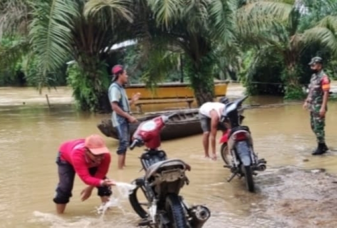 Curah Hujan Tinggi Babinsa Cek Keadaan Air Sungai Di Desa Sei Kumango