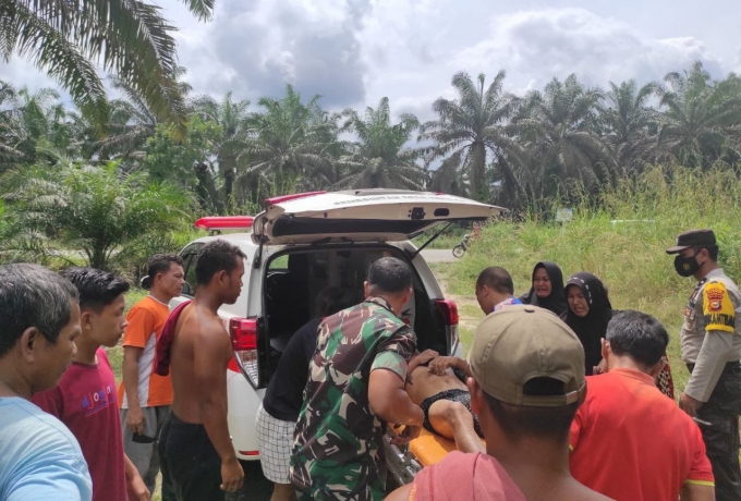 Sertu Dedi Isriadi Babinsa Koramil 16/Tapung Bersama warga Melaksanakan Pencarian Korban Hanyut 