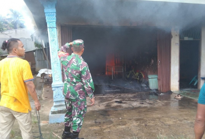 Kebakaran Rumah di Wilayah Binaan, Babinsa Koramil 16/Tapung Sigap Bantu Pemadaman