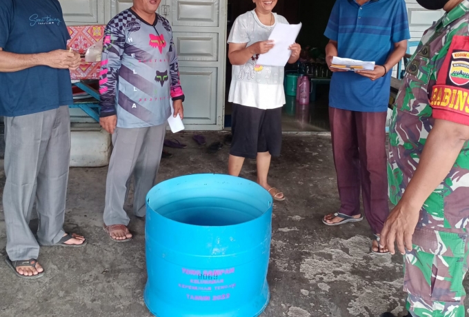 Jaga Kebersihan Lingkungan Babinsa Bersama Pemerintah Kelurahan Bagikan Tong Sampah