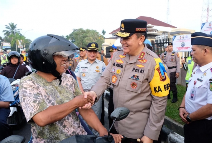 Operasi Keselamatan Lancang Kuning, Kapolda Riau Bagikan Helm Kepada Pengendara