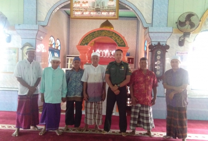 Melalui Komsos, Babinsa Koramil 01/Bkn Jalin Silaturahmi dengan Pengurus Masjid