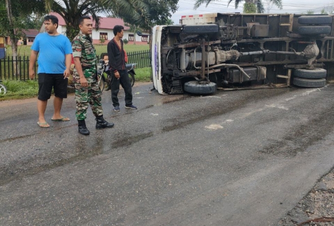Truck Bermuatan Beras Terbalik, Babinsa Desa Tandun Barat Bantu Atur Jalan Macet