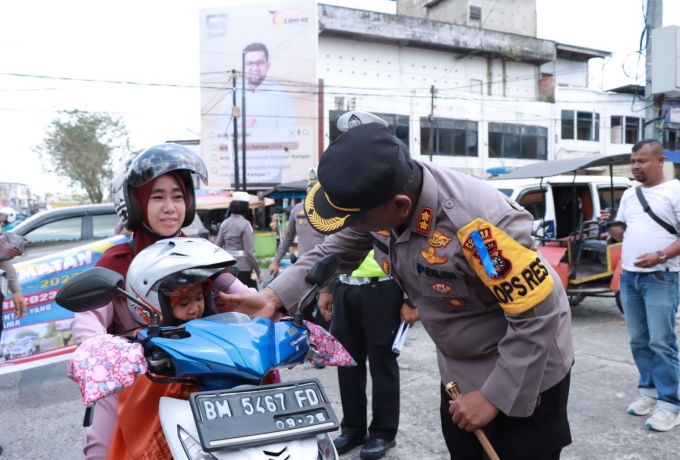 Kapolres Kampar Bagi-Bagi Helm Dalam Rangka Ops Keselamatan Lancang Kuning 2023