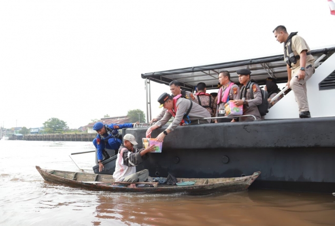 Menyusuri Sungai Siak, Kapolda Riau Dengarkan Curhatan Nelayan Sambil Bagikan Sembako