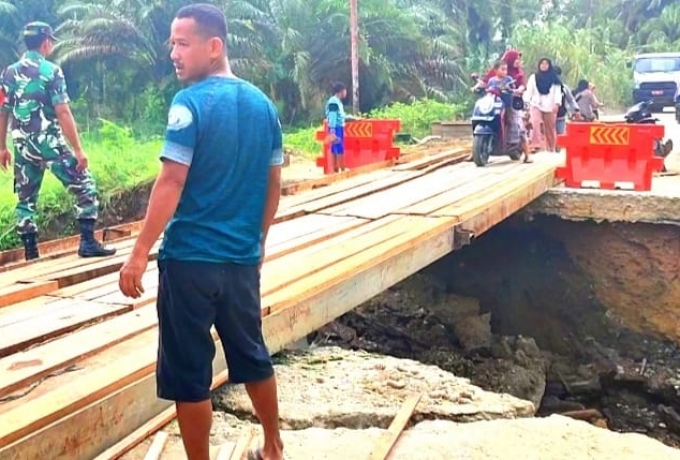 Babinsa Pantau Pembangunan Jembatan Darurat di Kabupaten Rokan Hulu Riau