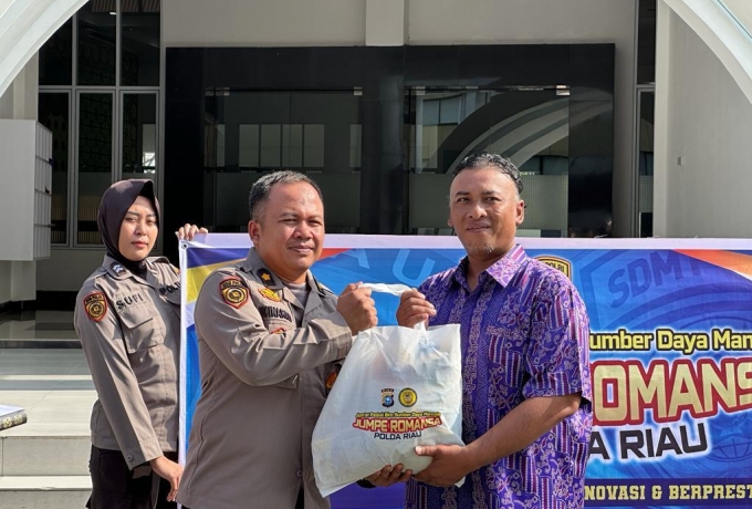 Ramadan 2023, Tim Jumpe Romansa Polda Riau Salurkan Bantuan Sembako di Sejumlah Masjid dan Mushola