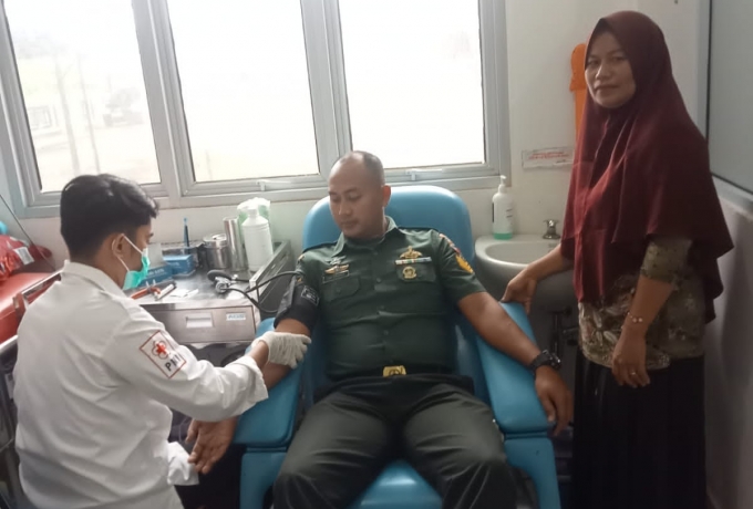 Lakukan Aksi Kemanusiaan, 2 Personil TNI Sumbangkan kan Darah Kepada Warga Membutuhkan