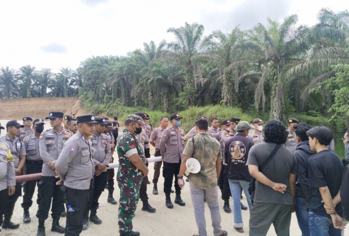 Babinsa Koramil 16/Tapung Bersama Anggota Polsek Tapung Pantau dan Amankan Jalannya Demo