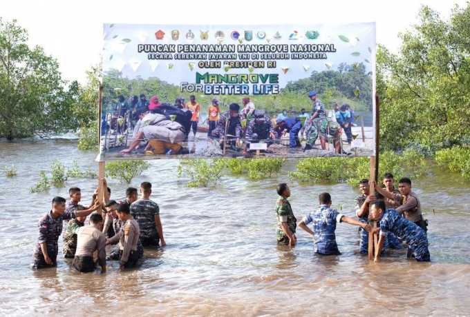 Wakapolda Riau Bersama Danrem 031 WB Pimpin Penanaman Mangrove Nasional Secara Serentak Di Dumai