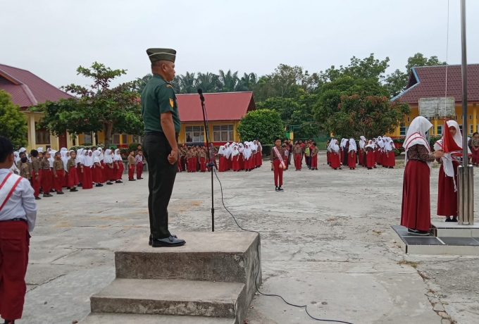 Bentuk Disiplin Generasi Muda Babinsa Menjadi Irup di SD Negeri 016 Suka Mulya