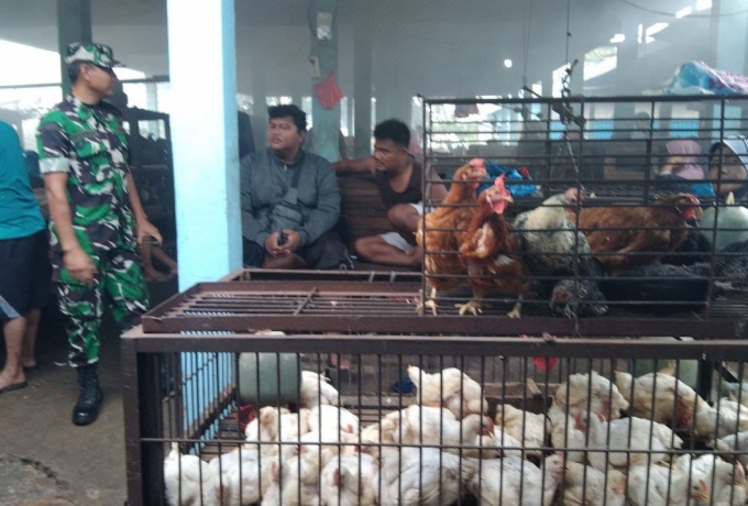 Babinsa Sambangi Warga Pedagang Ayam Potong di Pasar yang Merupakan Desa Binaan