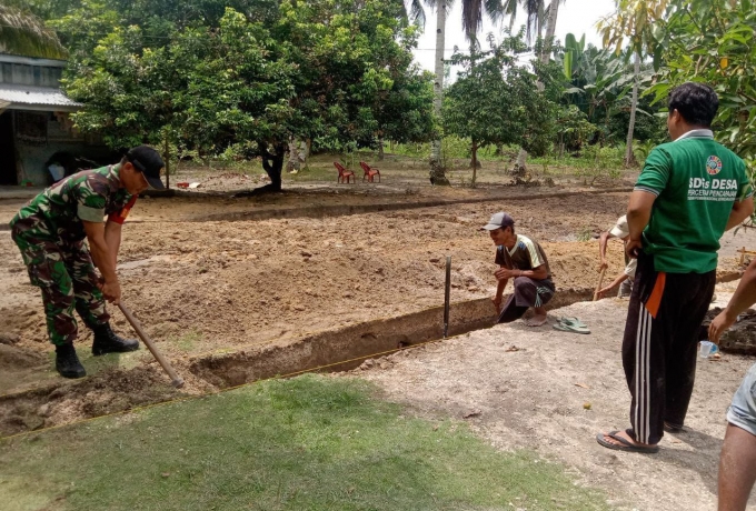 Cegah Banjir di Musim Penghujan, Babinsa Koramil 16/Tapung Gotong Royong Pembuatan Saluran Air