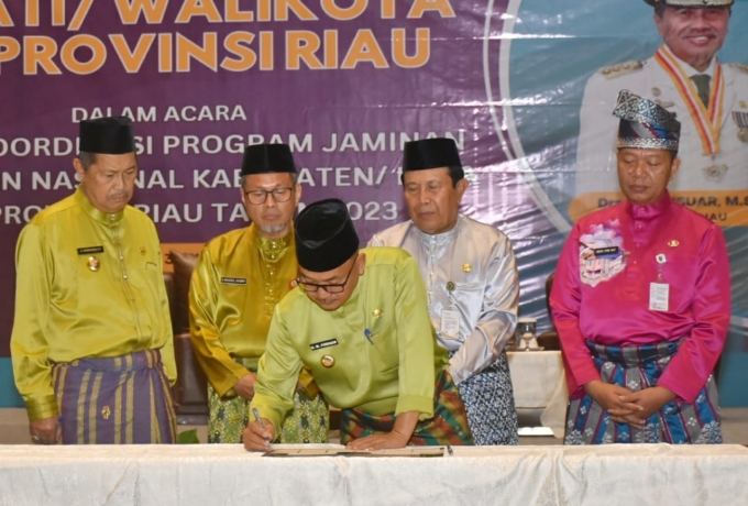 Pj Bupati Kampar Terima Penghargaan Penurunan Stunting dari Gubernur Riau
