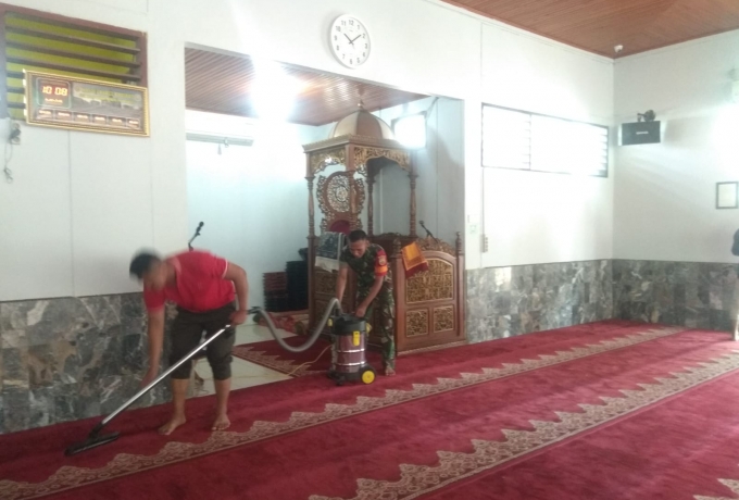 Jaga Kebersihan Tempat Ibadah, Babinsa Koramil 07/Kampar Kerja Bakti Bersihkan Masjid Babul Kairot