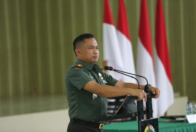 Dandim 0313/Kpr Berikan Jam Komandan Kepada Prajurit dan PNS Tekankan Netralitas TNI di Pemilu 2024