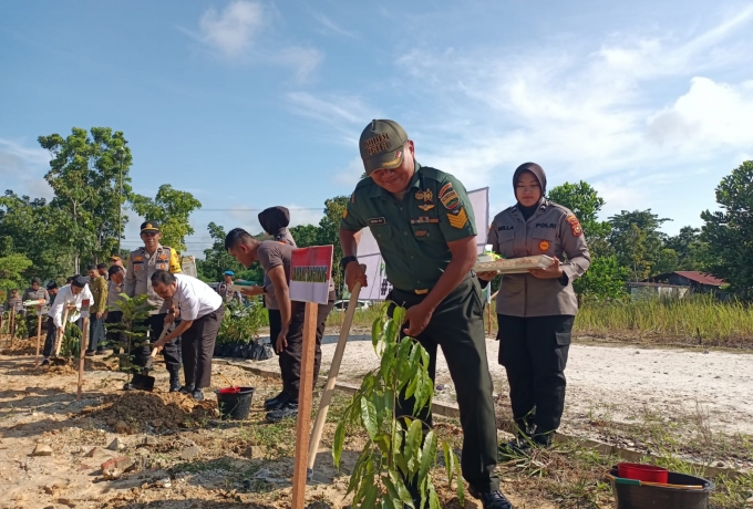 Dukung Penghijauan Babinsa Wakili Danramil 01/Bkn Hadiri Penanaman Sepuluh Juta Pohon Bersama Polri
